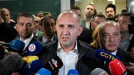 Entinen presidentti Rumen Radev ja "Progressive Bulgaria" -koalition johtaja puhuu ihmisten keskellä.
