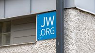 Rakennuksen seinässä on Jehovan todistajien verkkosivua mainostava kyltti.
