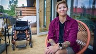 Heidi Foxell istuu kotinsa terassilla