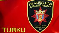 Pelastuslaitoksen tunnus ajoneuvon kyljessä.