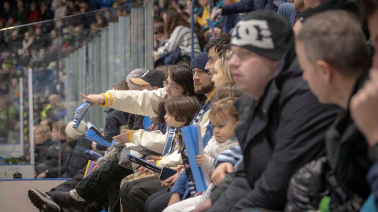Ihmisiä katsomassa jääkiekkopeliä.