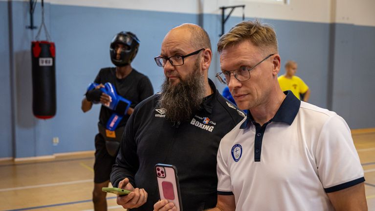 Suomen Nyrkkeilyliiton valmennuspäällikkö Ervin Kade ja lajin teknologisesta kehityksestä vastaava Jani Rauma testaamassa älylaitteita nyrkkeilymaajoukkueen leirillä.