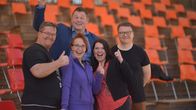 Kartanokievarin ja kesäteatterin johto hymyilee  yhteiskuvassa