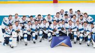 Leijonien pelaajat joukkuekuvassa.