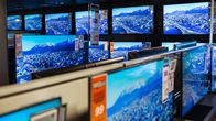 Useita televisiovastaanottimia Power-myymälän hyllyissä.
