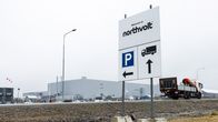 Northvoltin kyltti tien laidassa.