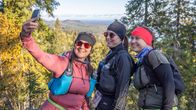 Sanna Jouppila, Henna Tölkkö ja Tiina Hietikko ottavat valokuvaa Kolin ruskaisissa maisemissa.