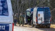Poliisin ajoneuvoja maantien reunalla.