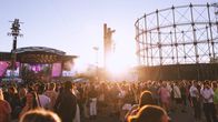 Flow Festival -tapahtuman aluetta ja yleisöä vuonna 2022 Suvilahdessa. Taustalla esiintyy päälavalla Burna Boy.
