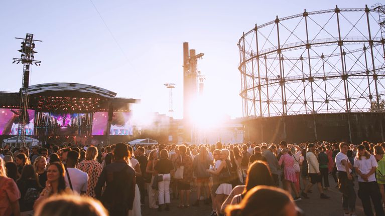 Flow Festival -tapahtuman aluetta ja yleisöä vuonna 2022 Suvilahdessa. Taustalla esiintyy päälavalla Burna Boy.