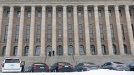 Diplomaattiautoja pysäköityneenä eduskuntatalon edessä.