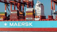 Maerskin rahtialus satamassa, jossa on paljon laivakontteja ja nostureita.