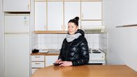 Sari Halkosalmi Helsingissä etelähaagalaisessa yksiössä.