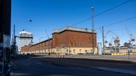 Helsingin Jätkäsaaressa sijaitseva vanha L3 makasiini ulkoa.