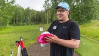 Väitöskirjatutkija Marko Moilanen Oulun yliopistosta pelaamassa frisbeegolfia.