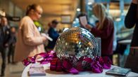 Discopallo ja käyntikortteja, Uskalla Yrittää-aluetapahtumassa, Kauppakeskus Sellossa. 05.03.2025. Espoo.