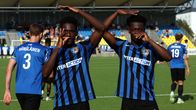  Jean Botué och Axel Kouame firar ett mål.