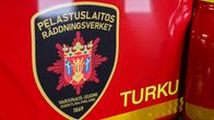 Pelastuslaitoksen tunnus ajoneuvon kyljessä.