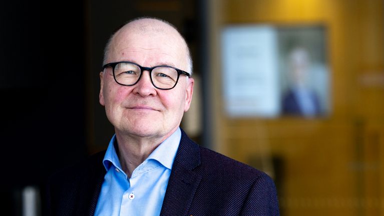 Timo Viherkenttä katsoo kameraan.