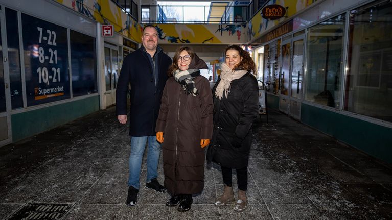  Loviisa Kaartokallio (kd.), Otso Kivimäki (kok.) sekä Naima el Issaoui (sd.)  Hakunilan ostoskeskuksella Vantaalla.