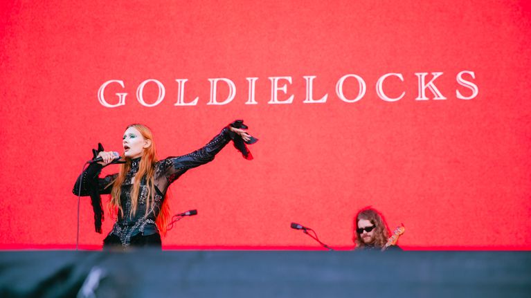 Goldielocks esiintymässä Flow-festivaalilla.
