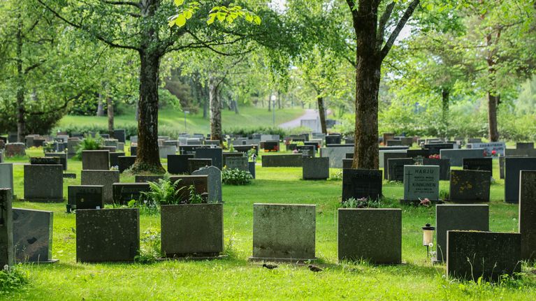 Turun hautausmaan maisemia ja yksityiskohtia.