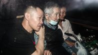 Alberto Fujimori istuu autossa lastensa keskellä.