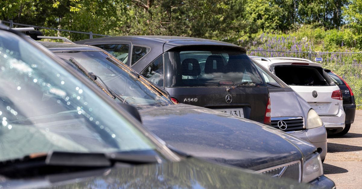 Joku oli hylännyt kaksi A-sarjan Mersua samalle kadulle Lapp