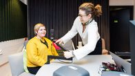 Annika Saarikko kuuntelee Marleena Pelliä.