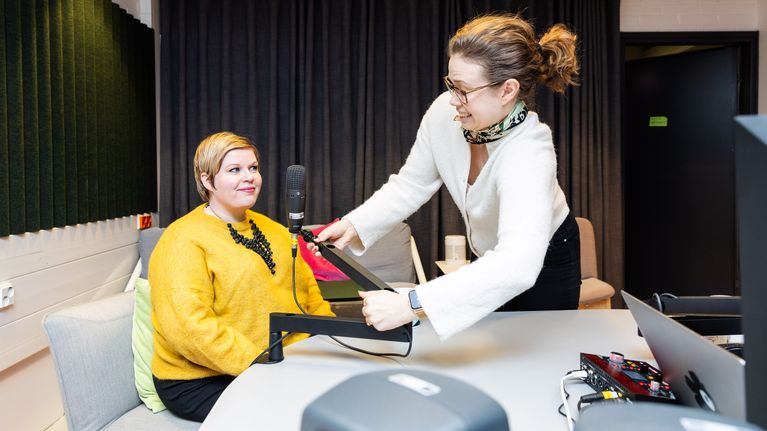 Annika Saarikko kuuntelee Marleena Pelliä.