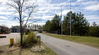 Hautakynttilöitä ja suruliputus Saimaanharjun koulun pihalla.