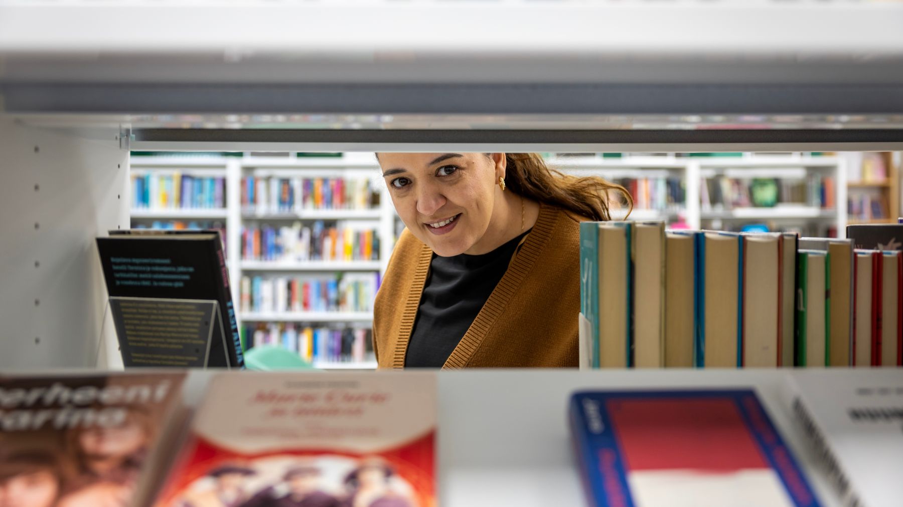 Naima el Issaoui (sd.) Hakunilan kirjastossa Vantaalla.
