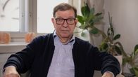 Konkaripoliitikko Paavo Väyrynen katsoo kameraan maltillinen ilme kasvoillaan.