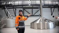 Panimomestari Silja Hylkinen uudessa keittämössä.