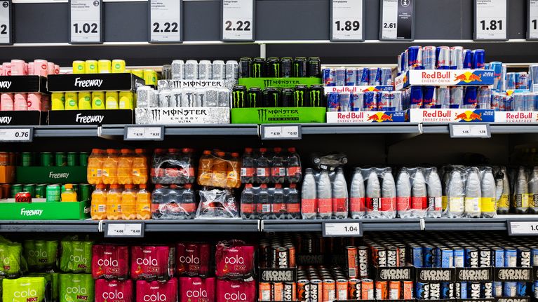 Energiajuomia kaupan hyllyssä.