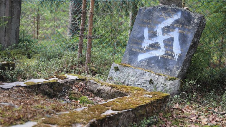 Töhritty hautakivi juutalaisten hautausmaalla Haminassa.