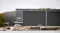 Kotka Yacht store. Suuri hallirakennus meren rannalla.