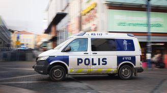 Poliisi ajaa Jyväskylän keskustassa.
