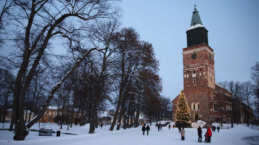 suomen-kaunein-joulupuu-komeilee-turun-tuomiokirkon-edustalla