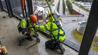 Rakennustyömiehiä The Noden rakennustyömaalla.