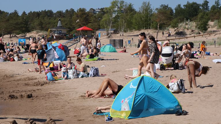 Ihmisiä uimarannalla Yyterissä