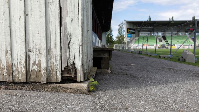 Den gamla träläktaren på Sandvikens fotbollsstadion i Vasa.