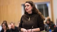 Anna-Kaisa Ikonen puhumassa Tampereen kaupunginvaltuuston kokouksessa.