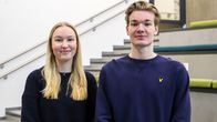 En ung kvinna och en ung man står bredvid varandra. 