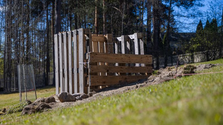 Puutarhajätteelle tarkoitettu komposti.