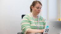 Työllisyysalueen asiantuntija, Maria Saksholm työpisteensä äärellä Porvoossa.