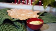 Näkkileipää ja vispattua voita kulhossa pöydällä.