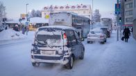 Autojen pakokaasuja ilmassa kylmällä kelillä Rovaniemen keskustassa.