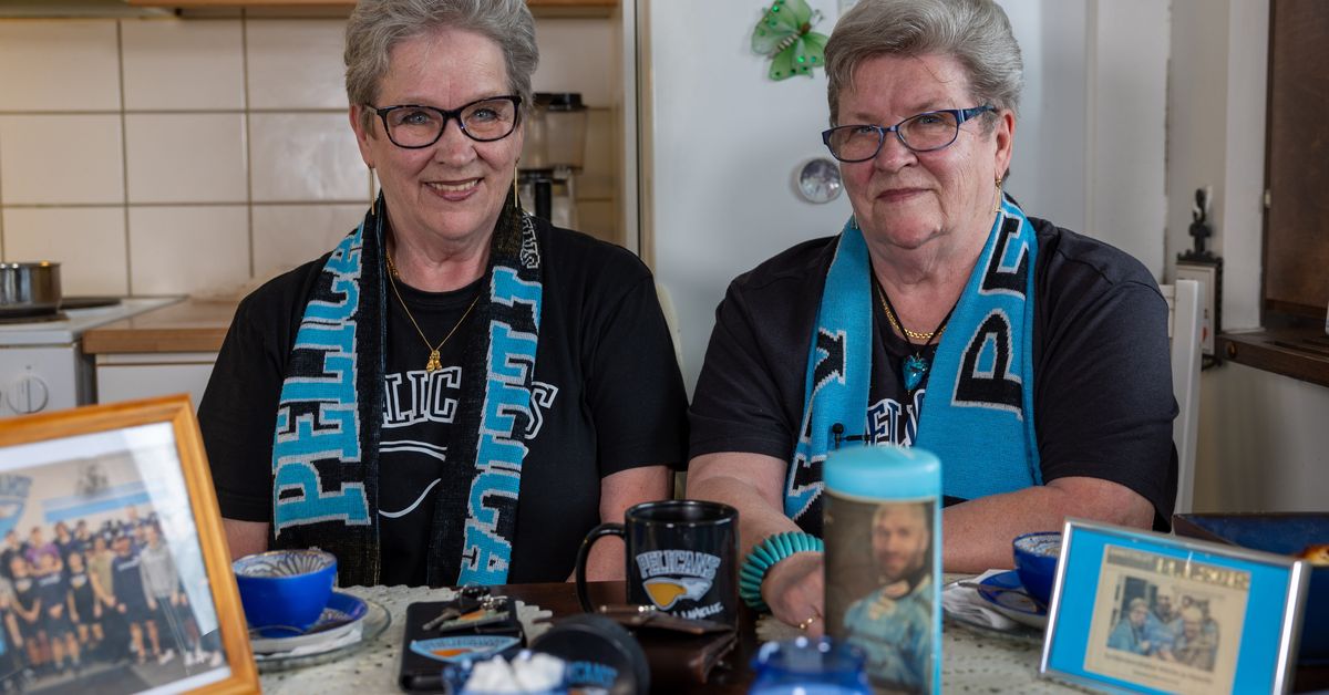 Kaksoset Mikki ja Maikki, 75, ovat kutoneet Pelicansin joukkueelle 700 ...