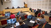 Rovaniemen hovioikeuden täysi sali ennen oikeudenkäynnin alkua.